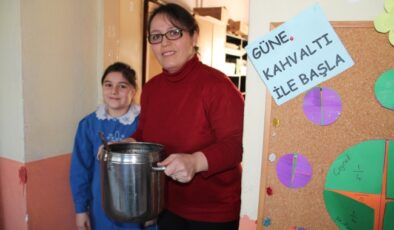 Köy okulunda yürekleri ısıtan sınıf öğretmeni