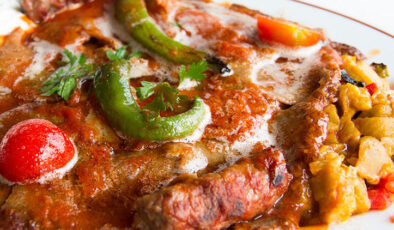 Sosu, pidesi, yağı tamam! İşte evde yoğurtlu döner kebap tarifi