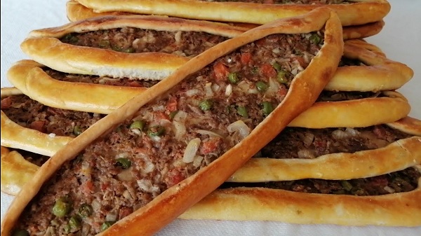 Milföy hamurundan kıymalı pide nasıl yapılır? Tam ölçülü ev yapımı kıymalı pide tarifi