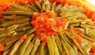 Domatesli taze fasulye nasıl yapılır? Domatesli taze fasulye tam ölçülü