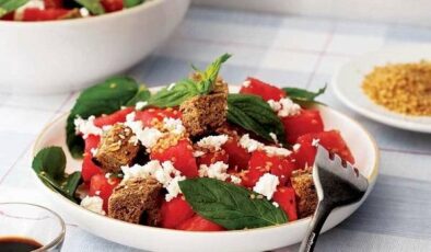 Karpuz salatası nasıl yapılır? Domatesli karpuzlu salata tarifi