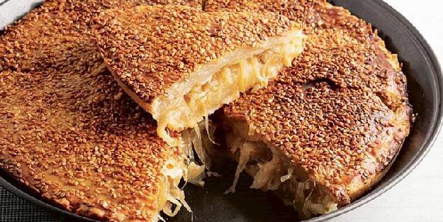 Soğanlı susamlı girit böreği tarifi nasıl yapılır?