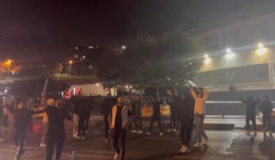 Beşiktaş – Fenerbahçe derbisi öncesi Vodafone Park önünde satırlı kavga!