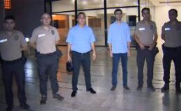 Polisevini kahramanca savundular