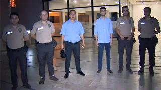 Polisevini kahramanca savundular