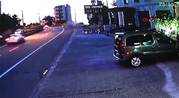 Katliam gibi kaza! Şarampole yuvarlanan araçtaki 4 kişilik aile yok oldu..