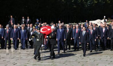 Cumhurbaşkanı Erdoğan başkanlığındaki devlet erkanı, Anıtkabir’i ziyaret etti