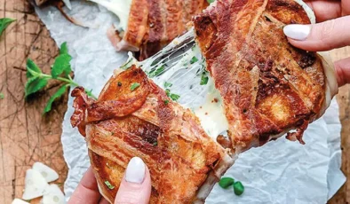 Dana pençetaya sarılı ızgara peynirli sandviçler