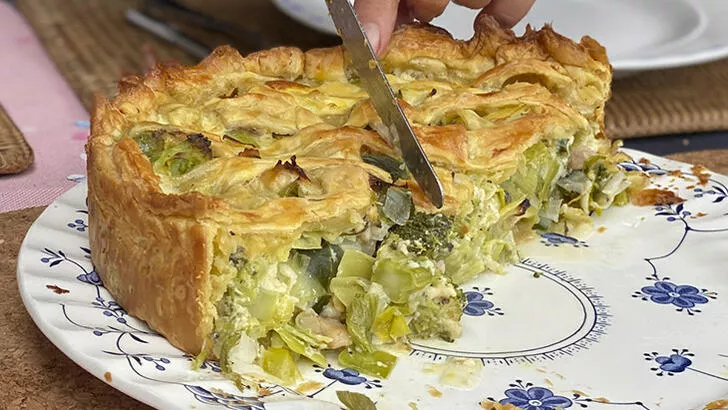 Yufkasız pırasalı börek tarifi