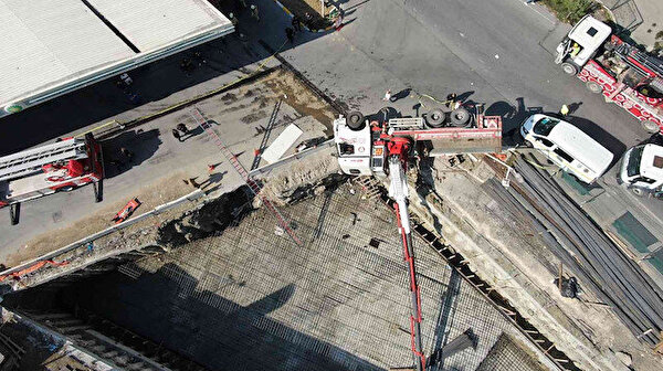 Akaryakıt istasyonu yanında vinç devrildi: 1 ölü