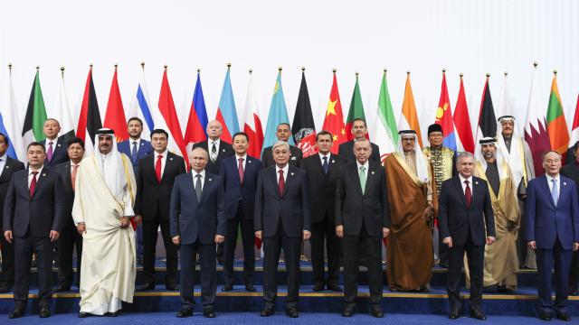 Cumhurbaşkanı Erdoğan, liderlerle aile fotoğrafına katıldı