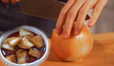 Bunu çok az kişi biliyor Soğan suyunu saçlara sürünce bakın ne oluyor