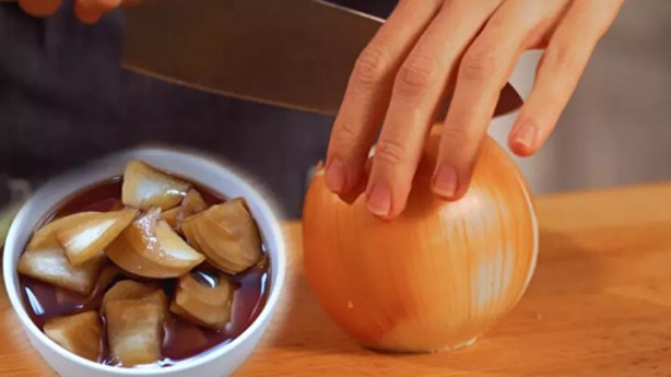 Bunu çok az kişi biliyor Soğan suyunu saçlara sürünce bakın ne oluyor