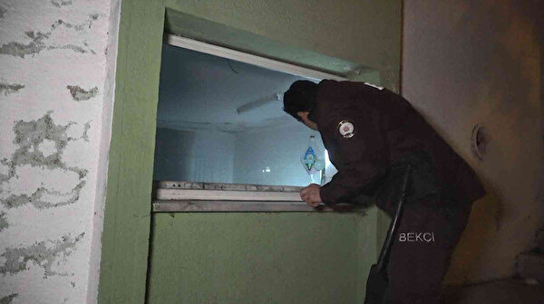 Camiden musluk çalarken bekçilere yakalandılar