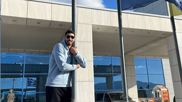 FETÖ’cü Enes Kanter’in ‘Yunan’ sevdası: Şimdi de bayrak diğerine sarıldı