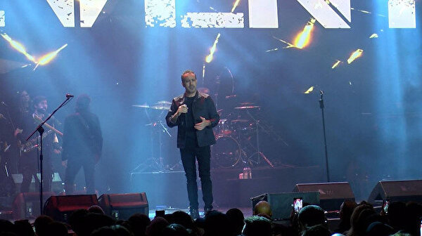 Haluk Levent öldürülen müzisyen Onur Şener’in kızı için sahne aldı