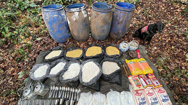 Hatay’da PKK’lı teröristlerin kullandığı iki depoda yaşam malzemeleri bulundu