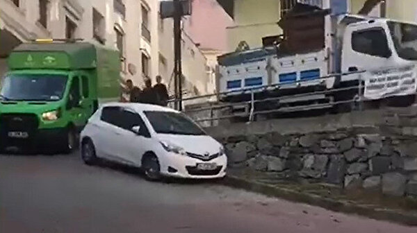 İBB aracındaki demirlerin çalışanlar tarafından hurdacıya satıldığı anlar görüntülendi