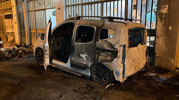 İzmir’de araç kundaklayıp kaçan şüpheli dükkanı da yakmaya çalışırken suçüstü yakalandı