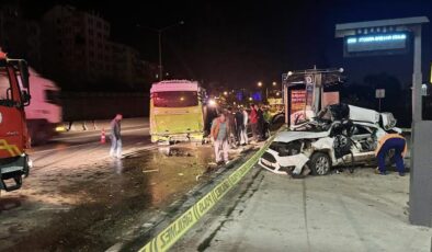 Kocaeli’de kontrolden çıkan araç otobüse ve durağa çarptı: 1 ölü, 2 yaralı