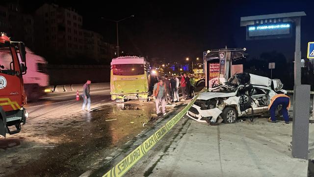 Kocaeli’de kontrolden çıkan araç otobüse ve durağa çarptı: 1 ölü, 2 yaralı