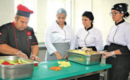 Liseli öğrenciden kardeşine sıcak yemek