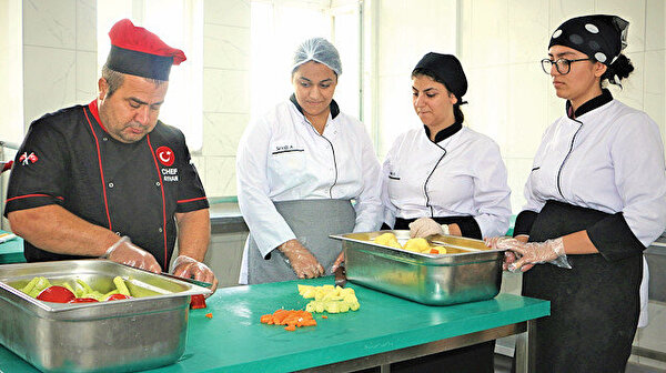 Liseli öğrenciden kardeşine sıcak yemek