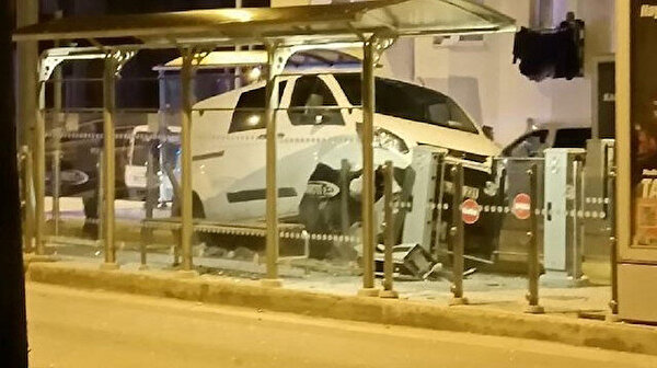 Minibüs tramvay durağına daldı faciadan dönüldü