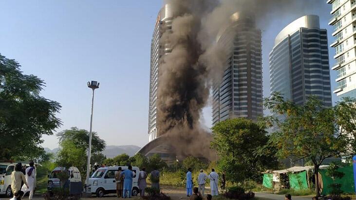 Pakistan’da alışveriş merkezinde yangın