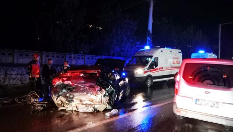 Sakarya’da 3 otomobilin karıştığı kazada 4 kişi yaralandı