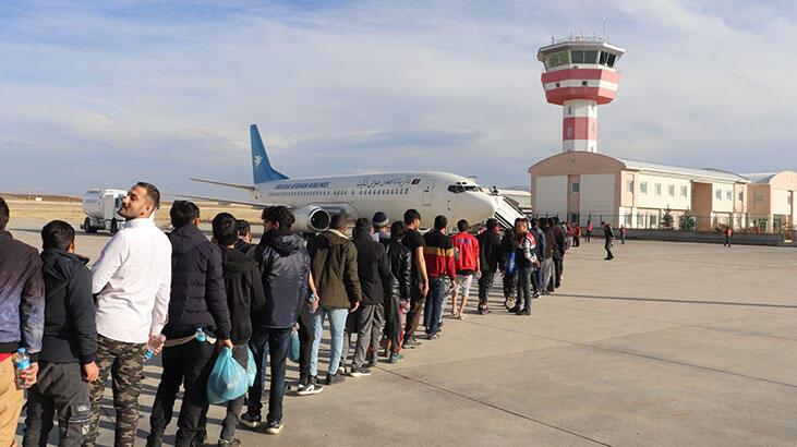 Ağrı’dan 136 Afgan göçmen, ülkelerine gönderildi