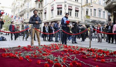 Beyoğlu’nda patlamanın olduğu yere karanfil bırakıldı