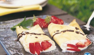 Çilekli ve kremalı krep yaprakları