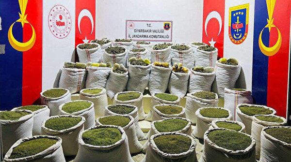 Diyarbakır’da iki ton kubar ve toz esrar ele geçirildi