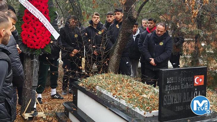 Efsane kaleci Sinan Alağaç kabri başında anıldı
