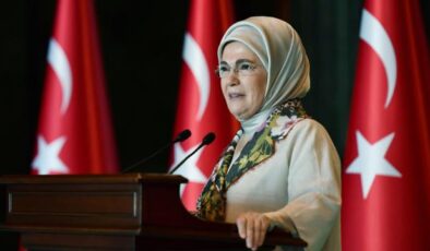 Emine Erdoğan: Büyüklerin en önemli ödevi, çocuklara duyarlı politikalar üretmek