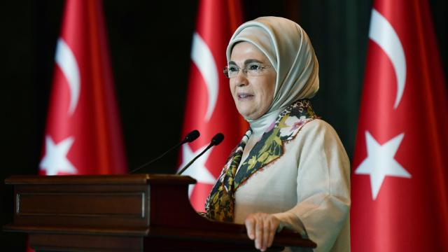 Emine Erdoğan: Büyüklerin en önemli ödevi, çocuklara duyarlı politikalar üretmek