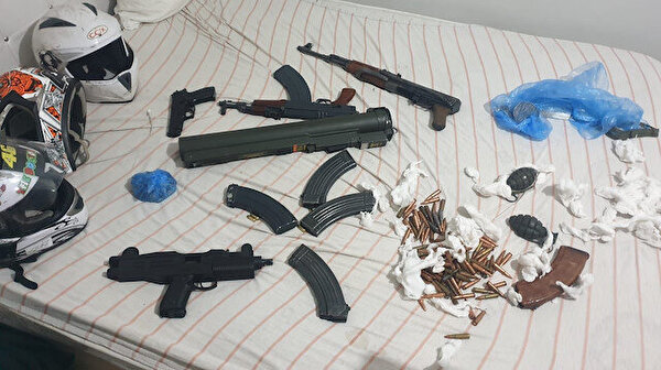Gaziosmanpaşa’da cephanelik gibi eve baskın: Suç makinası çıktılar