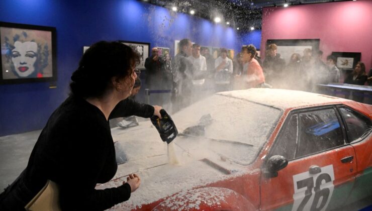 İklim aktivistleri, Andy Warhol’un tasarımına 8 kilo un döktü