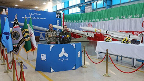 İran 300 kilometre menzilli yeni füzesini tanıttı