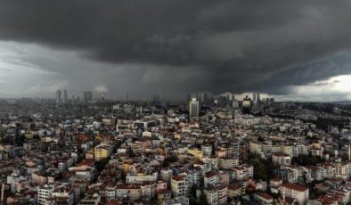 İstanbul’un üzerini kara bulutlar kapladı