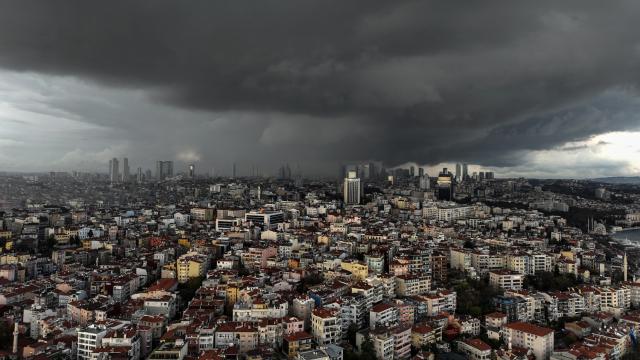 İstanbul’un üzerini kara bulutlar kapladı