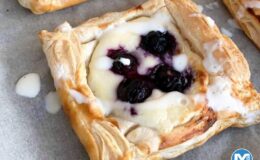Labneli Ve Yaban Mersinli Milföy (Cream Cheese Danish)