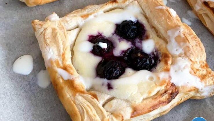 Labneli Ve Yaban Mersinli Milföy (Cream Cheese Danish)
