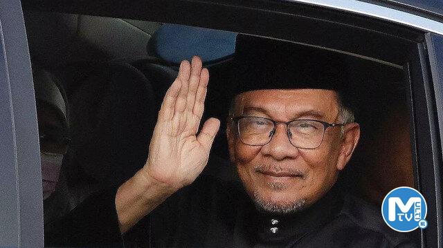 Malezya Başbakanı Enver İbrahim lüks makam aracı kullanmayı reddetti