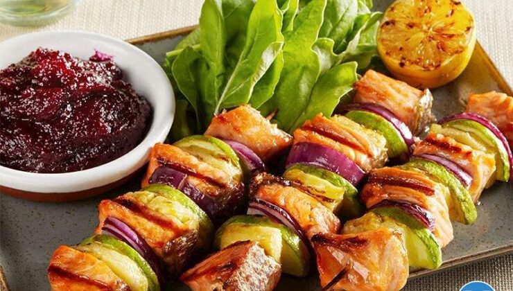 Pancar Püresi Üzerinde Ananaslı Somon Şiş