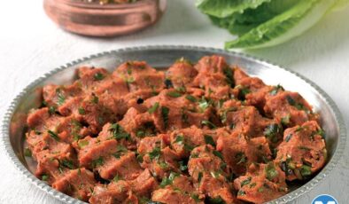 Patates köftesi acı kıyma sos ile