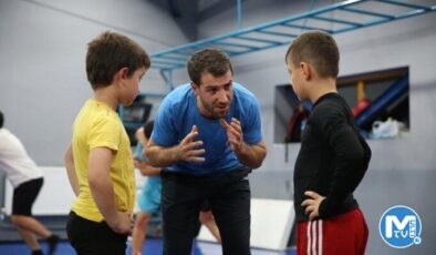 Şampiyon güreşçi, öğrencilerini spora yönlendiriyor