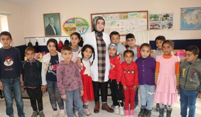 Sınıfını ısıtmak için odun kırıyor