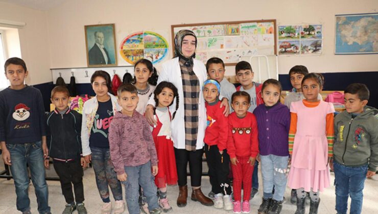 Sınıfını ısıtmak için odun kırıyor